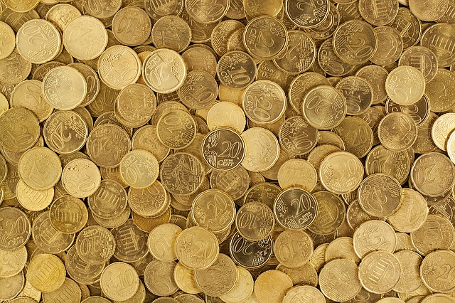 hromada zlatých euro mincí
