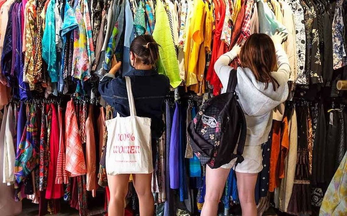 kamáradky si vybírají oblečení v obchodě